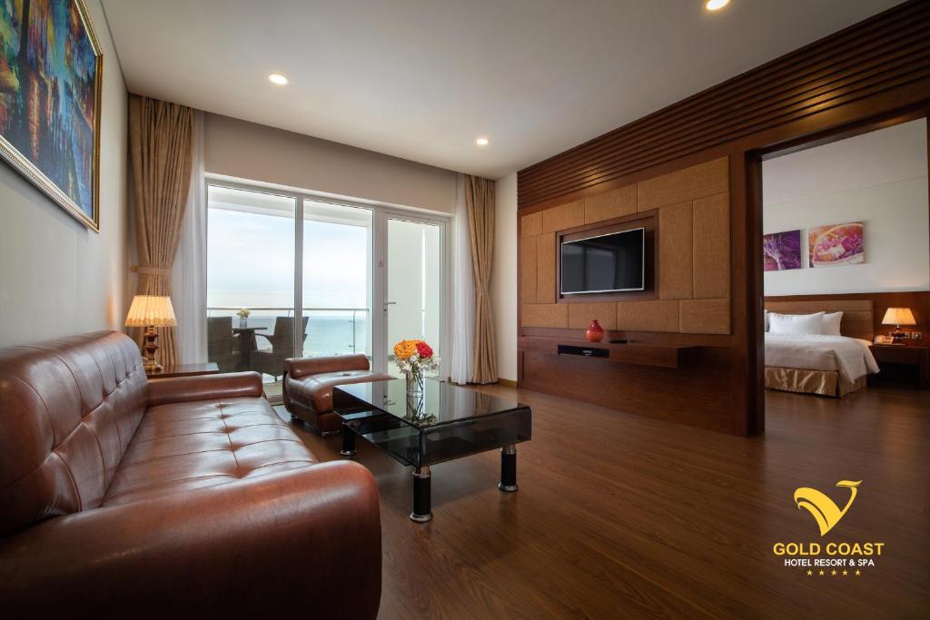 Phòng Suite Deluxe nhìn ra biển tại Gold Coast Hotel Resort & Spa